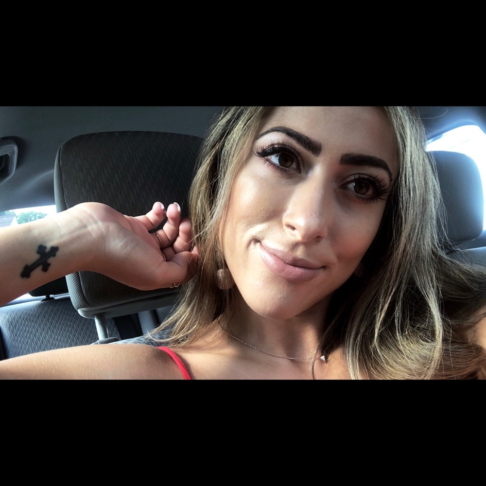 Hi poshmarkers! I’m Areen, welcome to my closet!